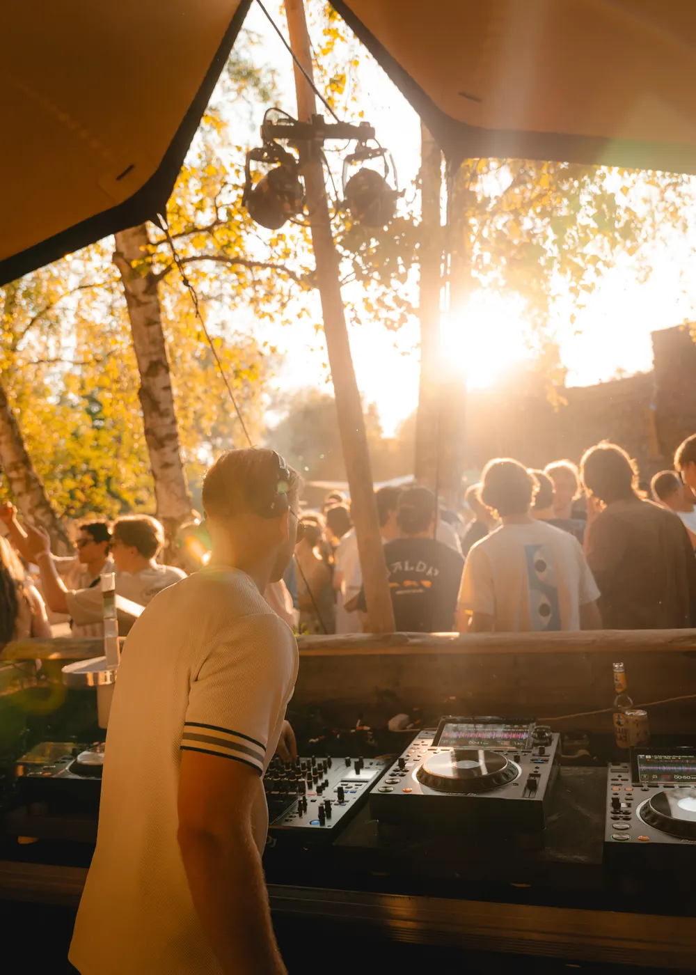 DJ achter de draaitafels bij zonsondergang op Miami Nice 2025